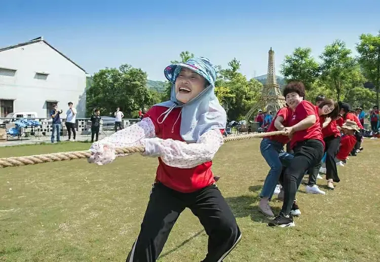 千钧一发：球员们勇往直前，成功获得胜利的简单介绍