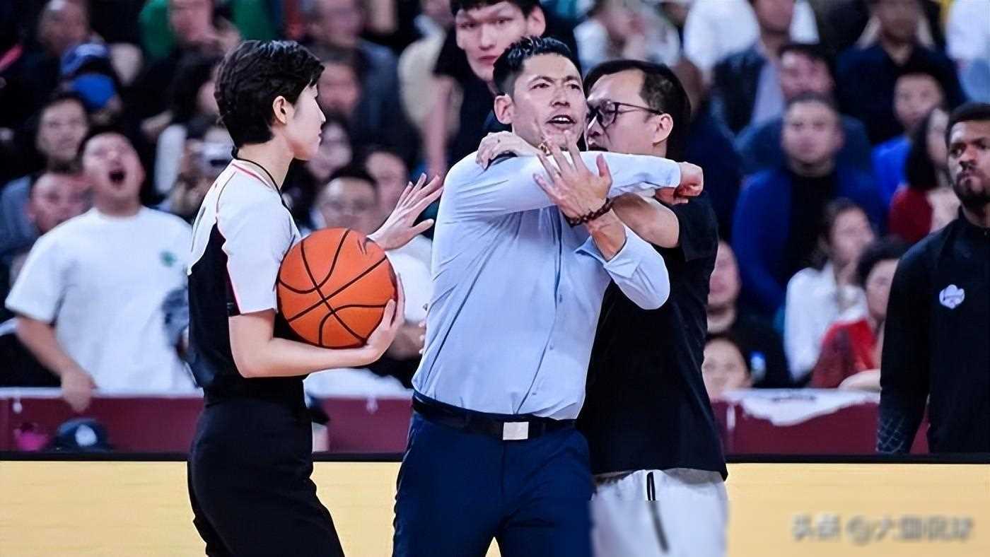 上海男篮失分不断，主教练严控战术调整