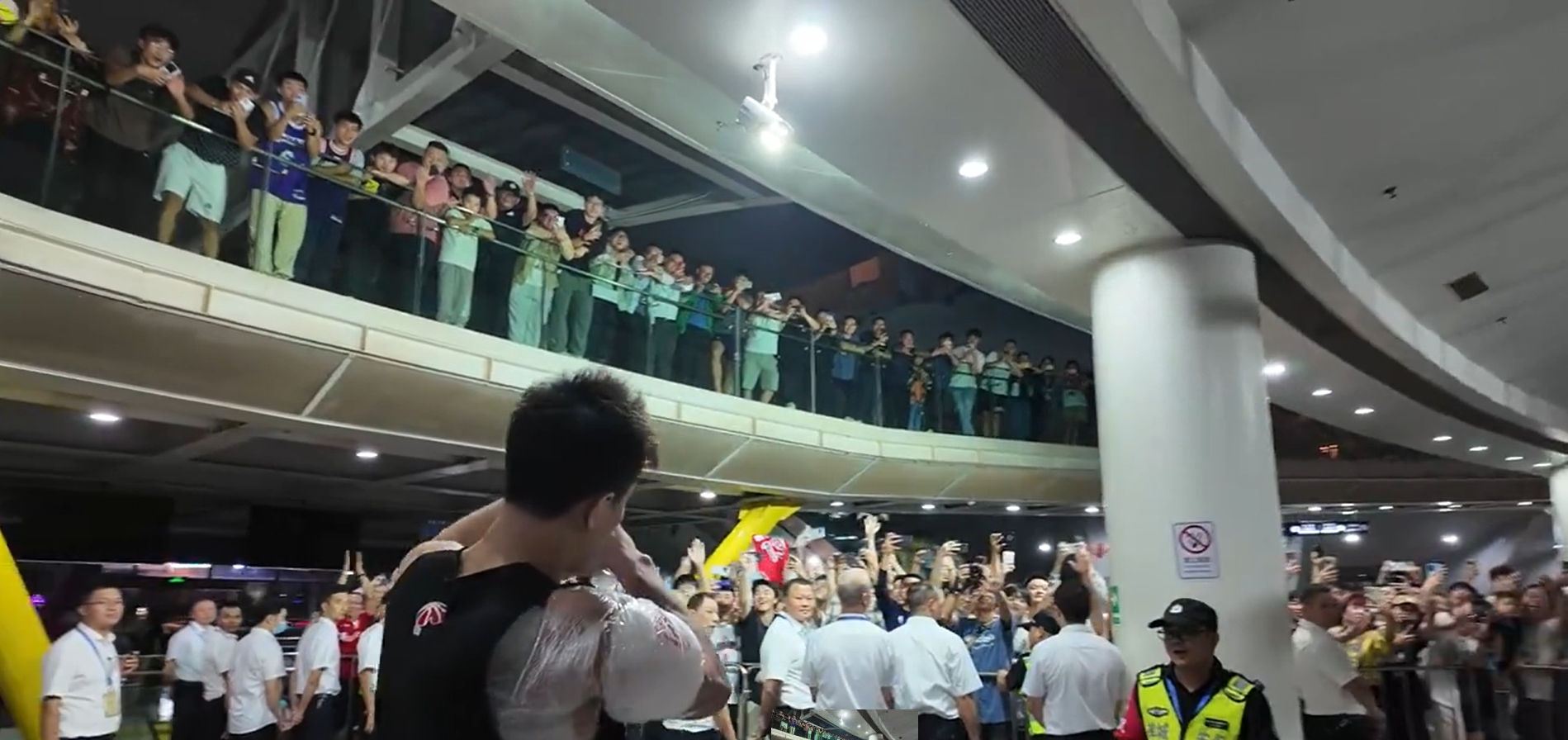 精彩瞬间回放，球迷尖叫声不断